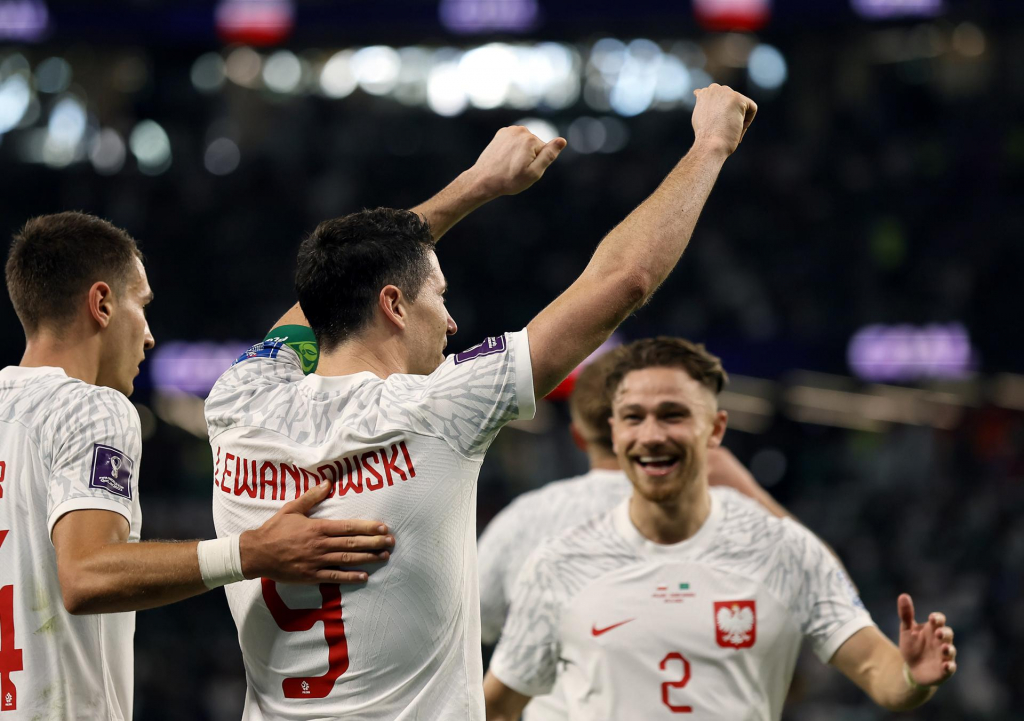 Szczesny pega pênalti, Lewandowski marca e Polônia vence a Arábia Saudita por 2 a 0