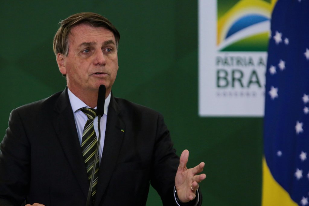 Bolsonaro diz que, caso aprovada, Sputnik V poderá ser fabricada no Brasil