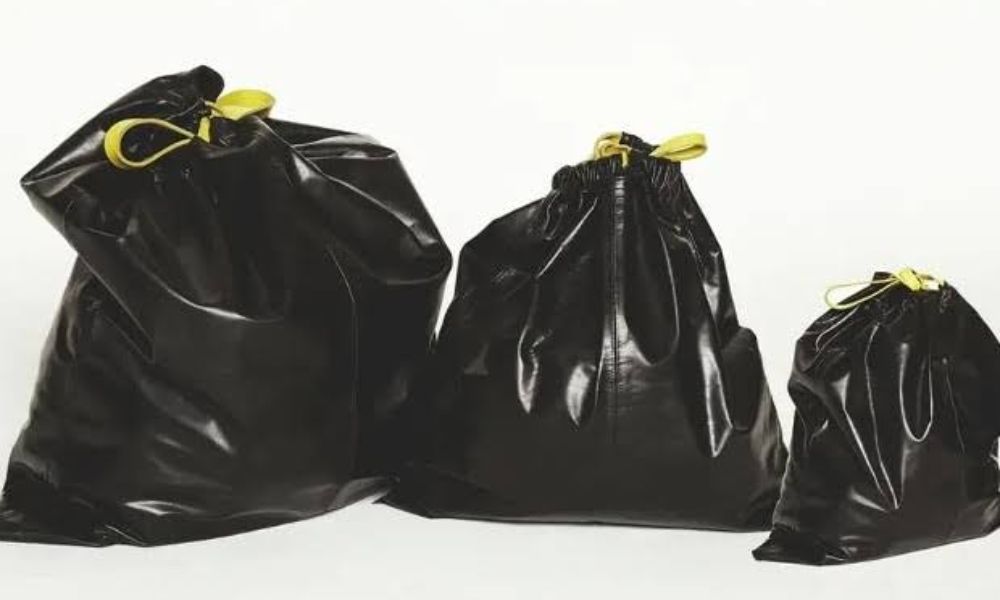 Balenciaga lança ‘saco de lixo’ de R$ 9 mil e internet não perdoa