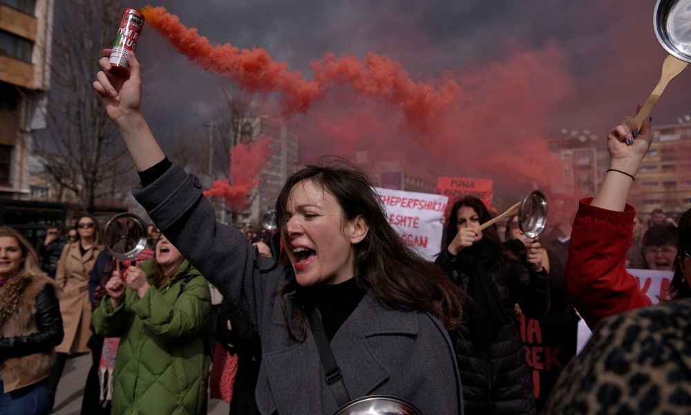 Milhares de mulheres tomam as ruas de vários países pelo mundo para protestar por direitos