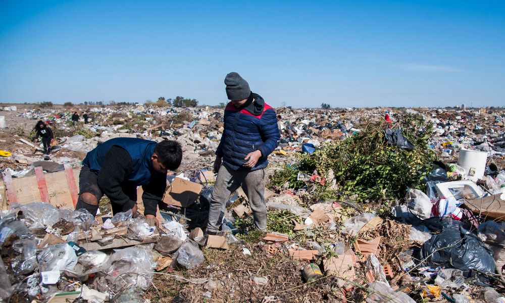 Argentinos encontram mais de US$ 75 mil enterrados em lixão