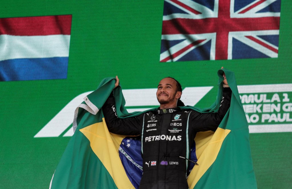 Hamilton participa de evento em SP, fala sobre racismo e exalta Senna: ‘Sou um pouco brasileiro’