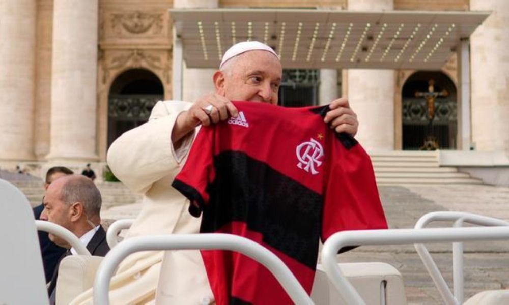 Papa ganha camisa do Flamengo no Vaticano, sorri e faz alegria da torcida rubro-negra; veja vídeo