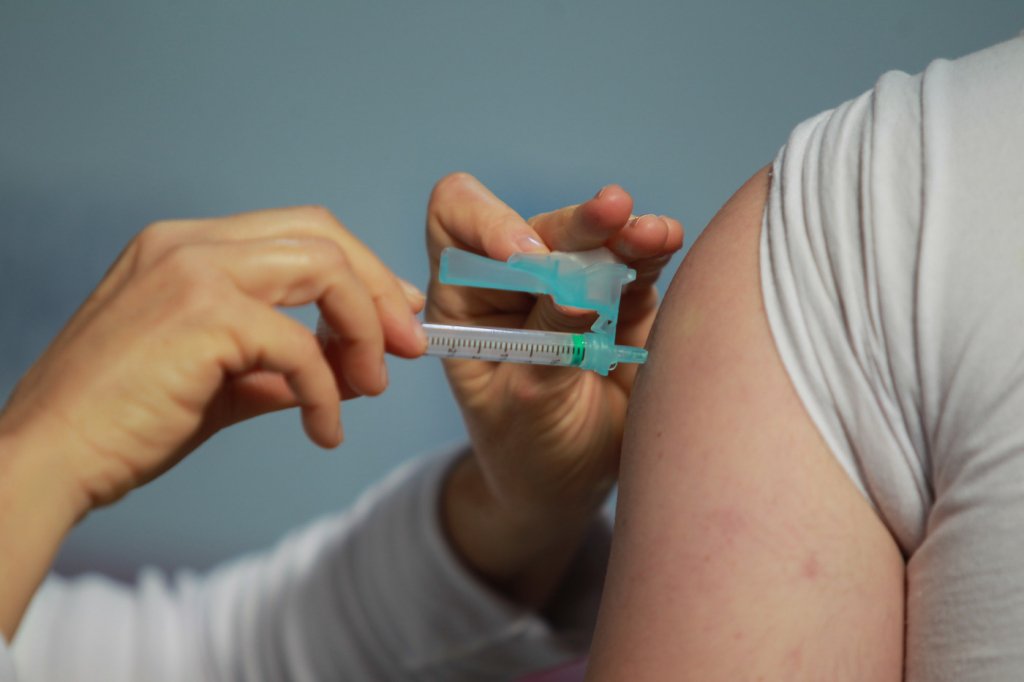 Estudo mostra que vacinas reduzem risco da forma grave de Covid-19 em pessoas com mais de 75 anos