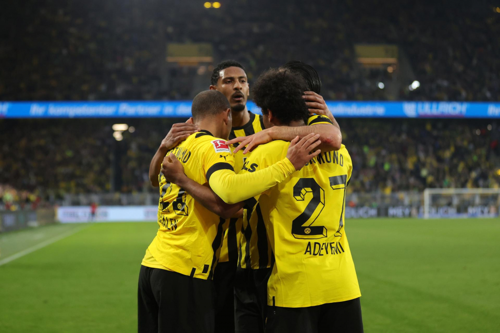 Borussia Dortmund goleia o Eintracht Frankfurt e rouba liderança do Bayern de Munique a cinco rodadas do fim do Alemão