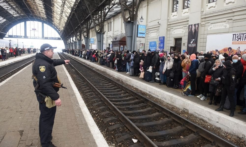 Estação de trem polonesa recebe milhares de refugiados da Ucrânia