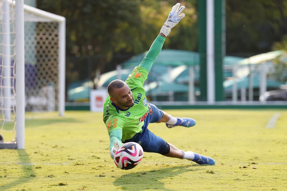 Weverton, do Palmeiras, celebra chance na Seleção 