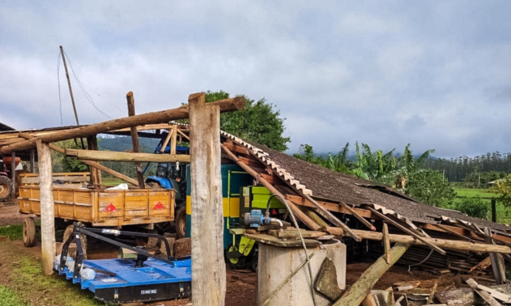 Tornado atinge município de Santa Catarina e causa destruição