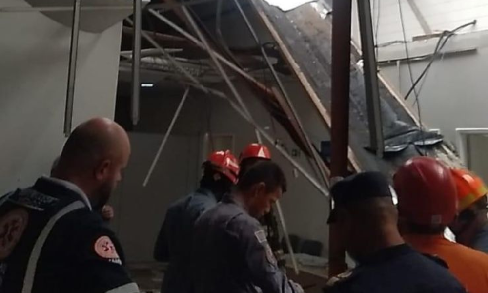 Parte de teto de hospital desaba e deixa uma pessoa ferida em Itapevi
