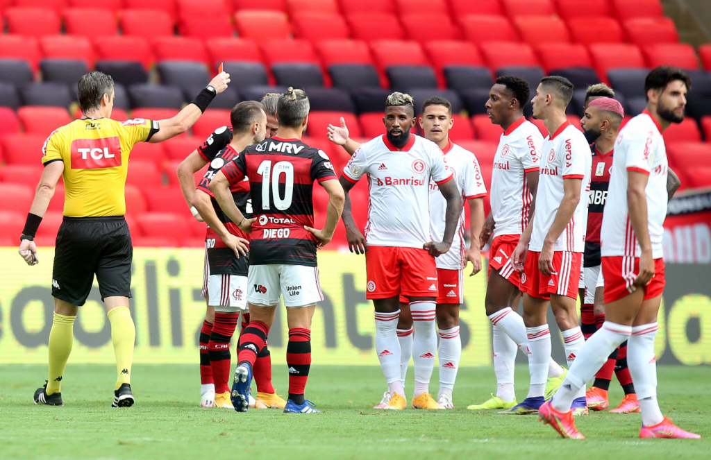 Rodinei se pronuncia após expulsão polêmica em Flamengo x Internacional; confira