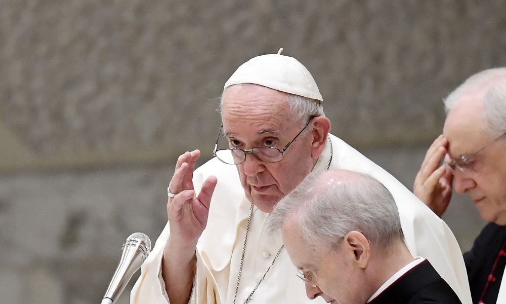 Papa Francisco lamenta depredação de prédios públicos em Brasília