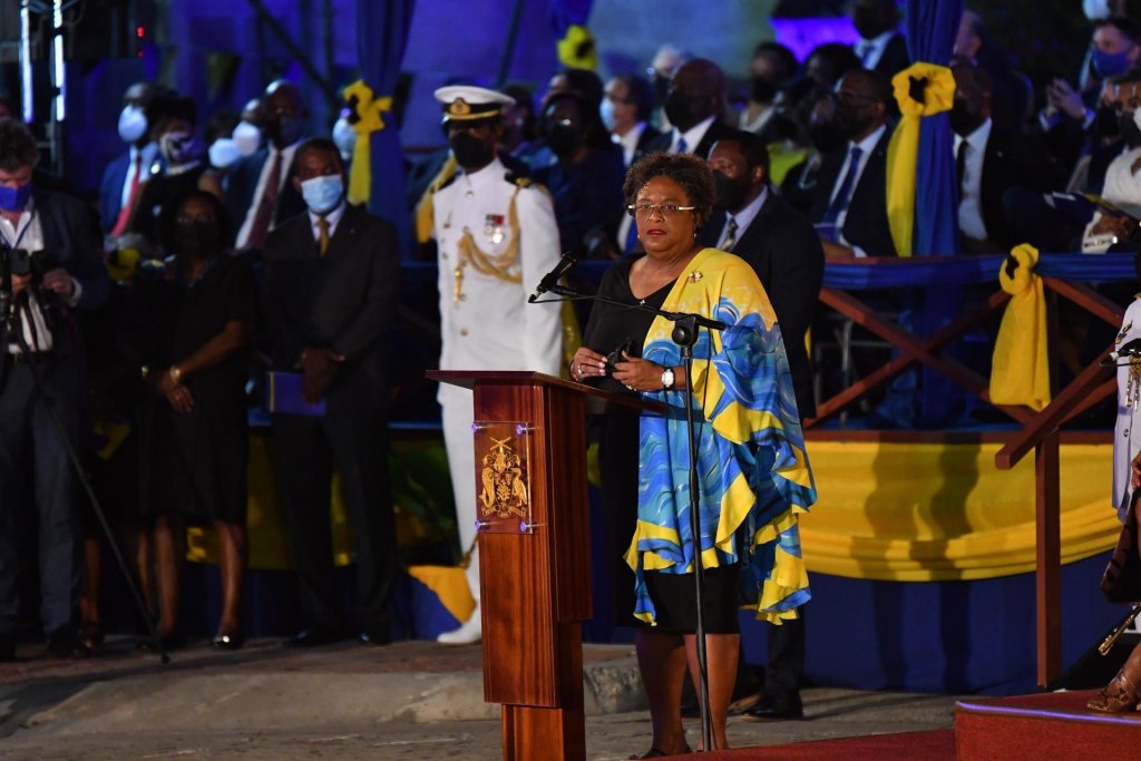 Barbados se torna república em cerimônia com presença de Rihanna e príncipe Charles