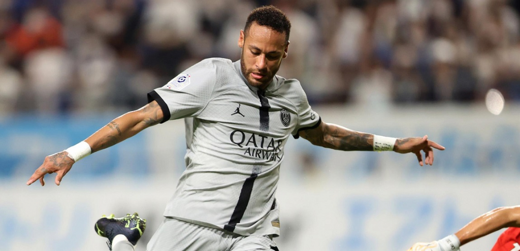 Atuação de gala na estreia do Campeonato Francês rende elogios a Neymar: ‘Jogador único’