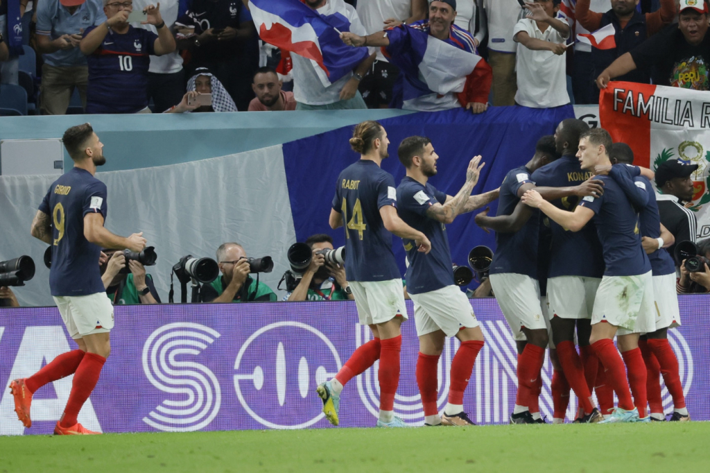 Copa do Mundo: favoritas, Inglaterra e França entram em campo neste domingo