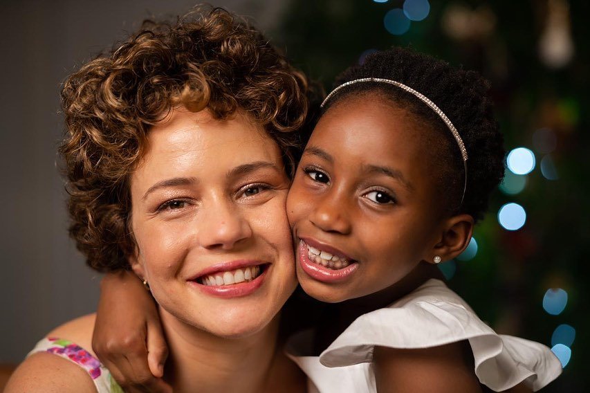 Após adoção, Leandra Leal muda sua visão sobre racismo: ‘Posso estar na luta com ela’