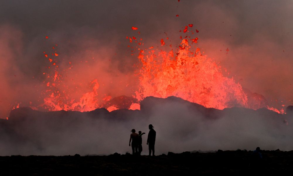 Vulcão em erupção na Islândia atrai espectadores por ‘lava tão laranja quanto o Sol’