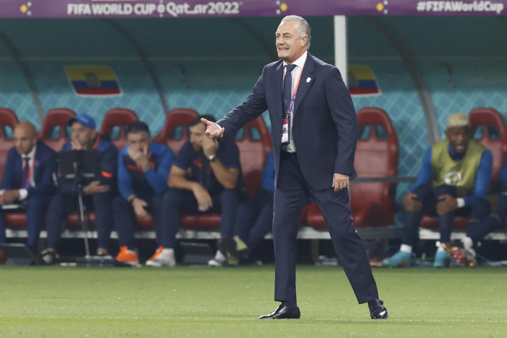 Técnico do Equador pensa em demissão após eliminação na Copa do Mundo