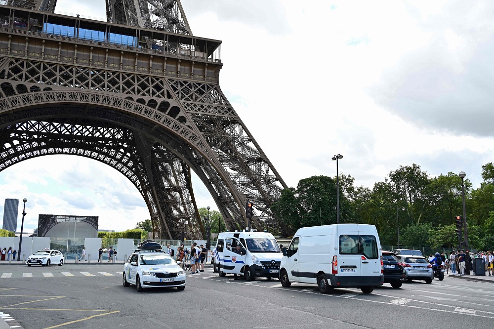 Polícia evacua Torrre Eiffel após falso alerta de bomba; veja vídeo