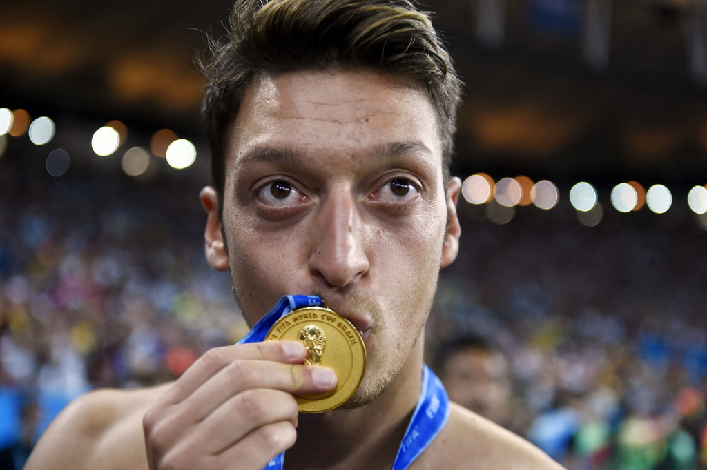 Campeão do mundo com a Alemanha, Mesut Özil anuncia aposentadoria aos 34 anos