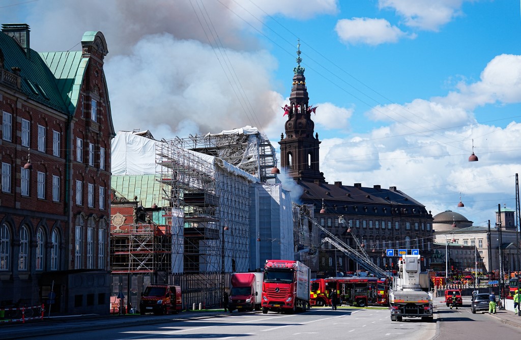 Grande incêndio atinge Bolsa de Valores do século XVII na Dinamarca, derrubando torre icônica