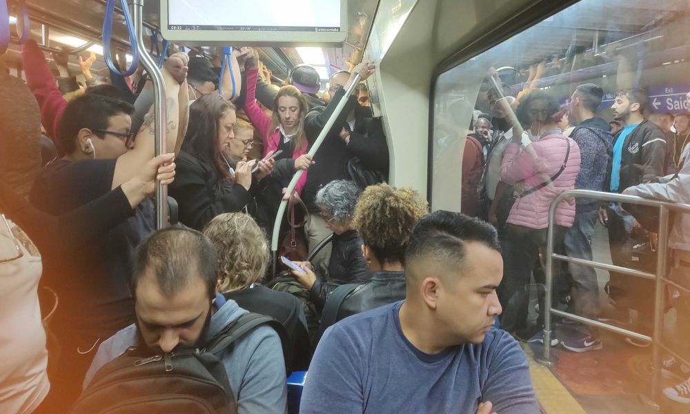 Usuários do Metrô SP enfrentam estações lotadas e lentidão nas linhas 1,2 e 3 nesta sexta-feira