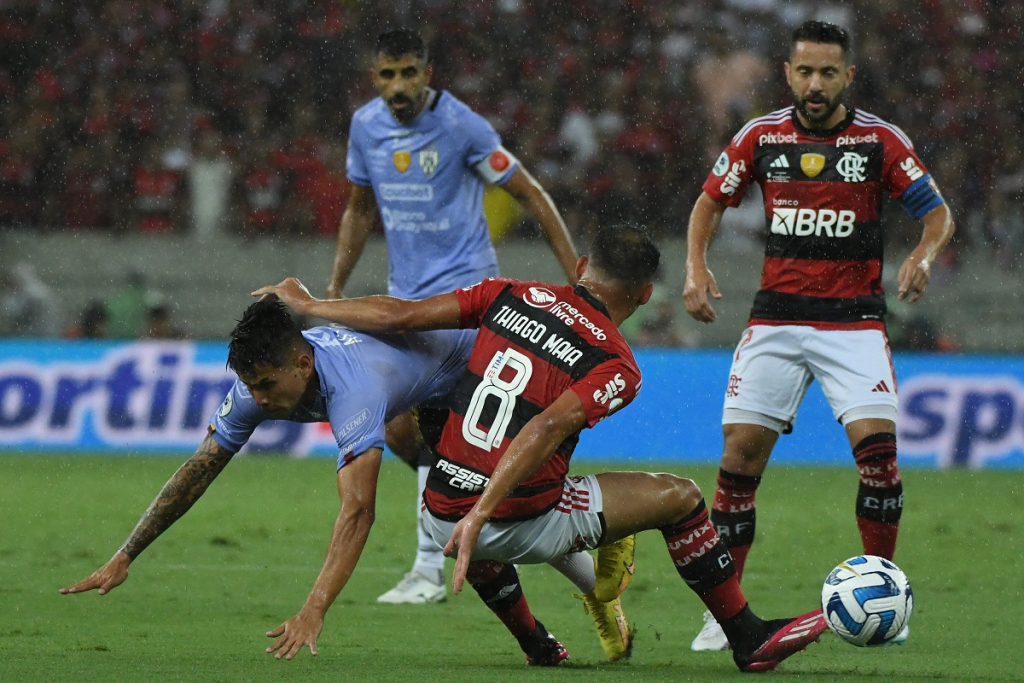 Influenciadora viraliza após expor conversa com homem que desmarcou encontro para ir ao jogo do Flamengo