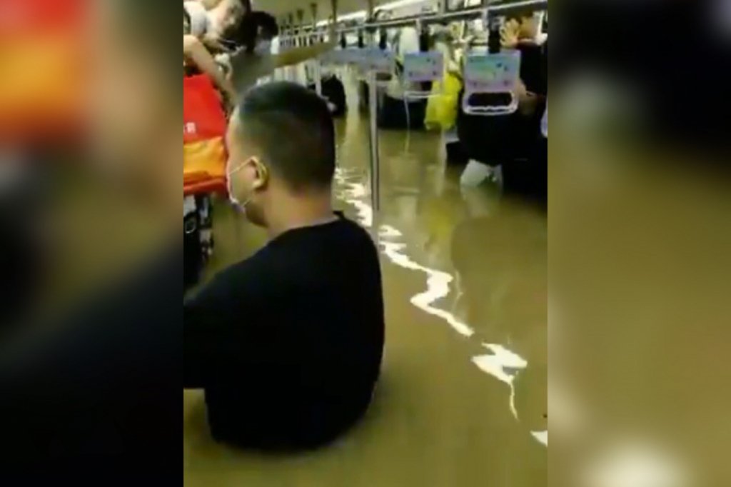 Passageiros precisam ser resgatados após inundação dentro de metrô na China; veja vídeo