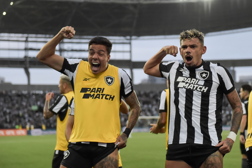 Botafogo atropela Coritiba e se torna ‘campeão do primeiro turno’ com duas rodadas de antecedência