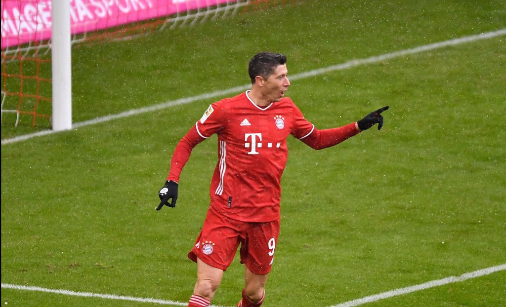 Lewandowski sofre lesão e será desfalque nas partidas entre Bayern e PSG pela Liga dos Campeões