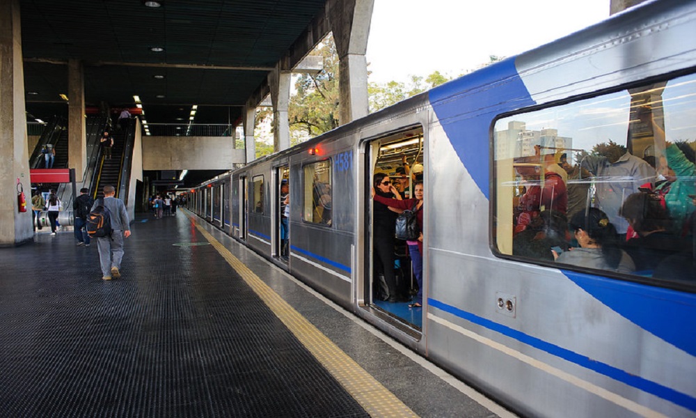 Metrô demite cinco funcionários por paralisação surpresa no dia 12 de outubro