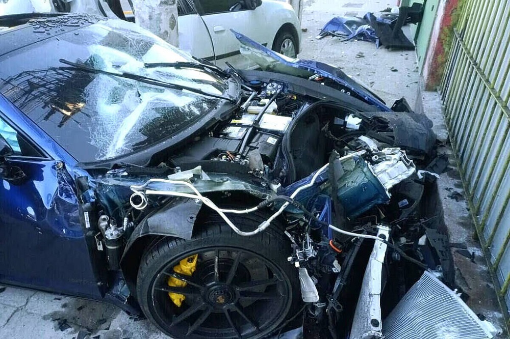 Motorista de Porsche de R$ 1 milhão bate em Sandero, mata condutor e foge
