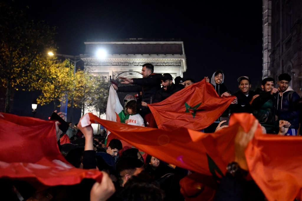 Marroquinos invadem as ruas pela Europa para comemorar vitória histórica na Copa; assista