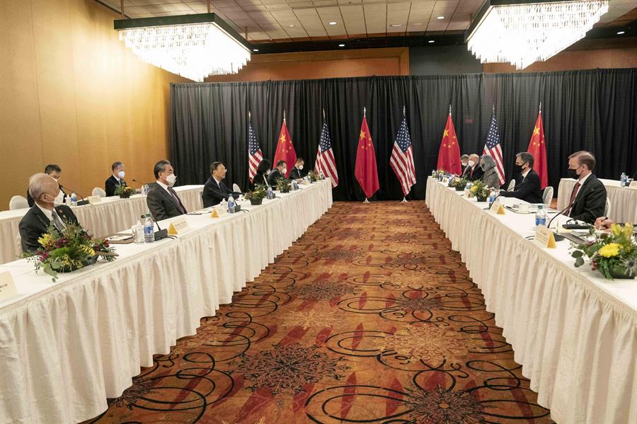 EUA e China trocam farpas em 1ª reunião diplomática desde a posse de Joe Biden