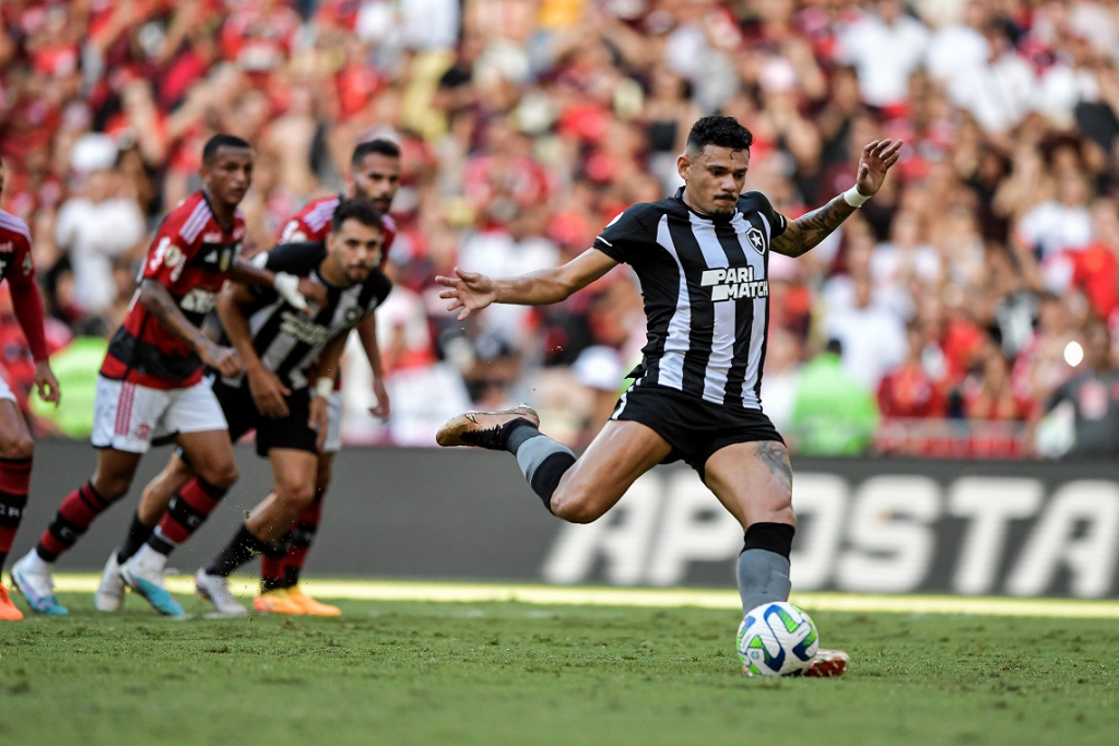 Com Tiquinho Soares decisivo, Botafogo vence Flamengo e assume liderança do Brasileirão 