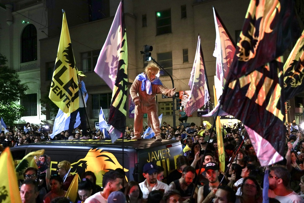 Milhares vão às ruas na Argentina para comemorar a vitória de Javier Milei