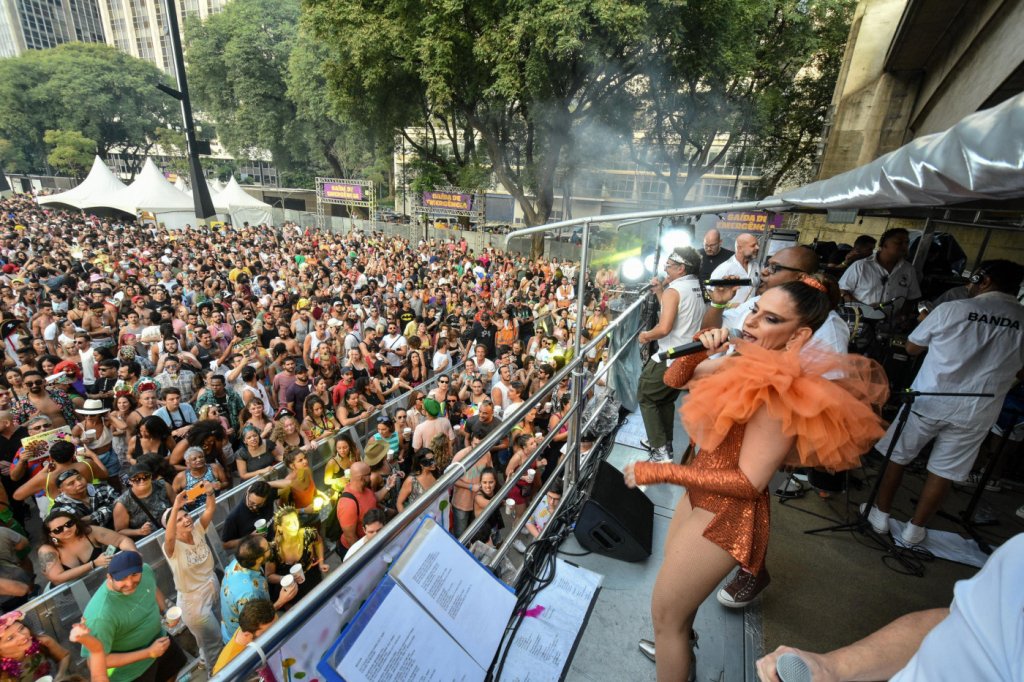 Acadêmicos do Baixo Augusta reúne foliões em ‘desfile parado’ em São Paulo
