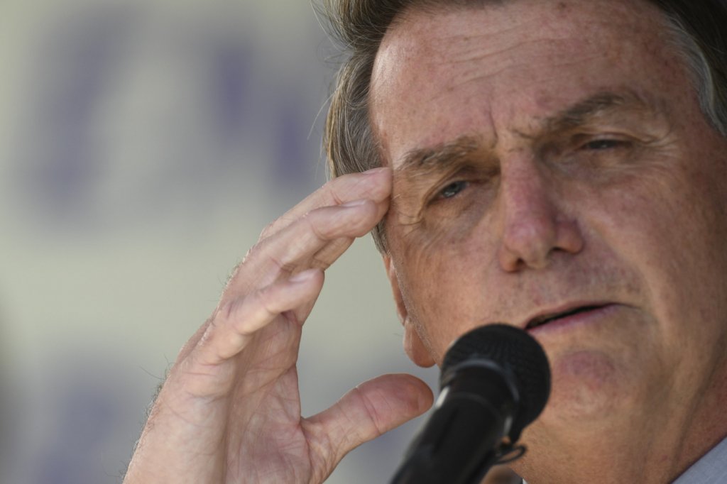 Bolsonaro reclama de alta no gás natural e diz que pode mudar política de preços da Petrobras
