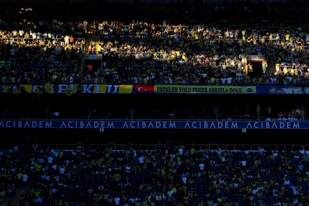 Uefa confirma que investigará cânticos pró-Putin da torcida do Fenerbahçe