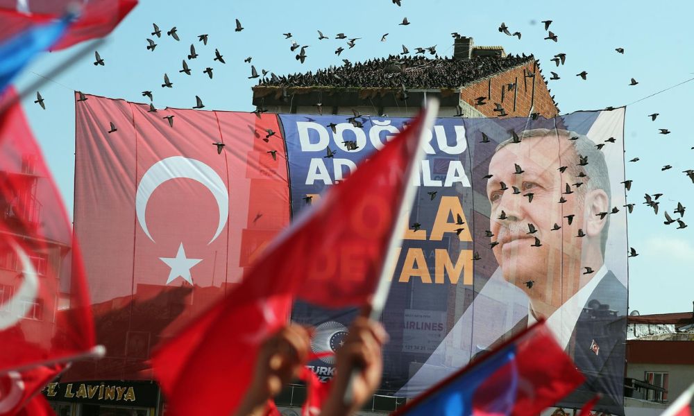 Após vitória surpreendente no primeiro turno, Erdogan está a um triz de ampliar neste domingo hegemonia na Turquia por mais cinco anos