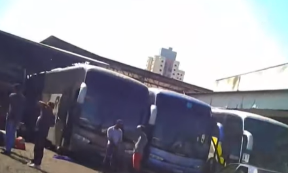 Transporte clandestino saindo do centro de São Paulo coloca passageiros em risco