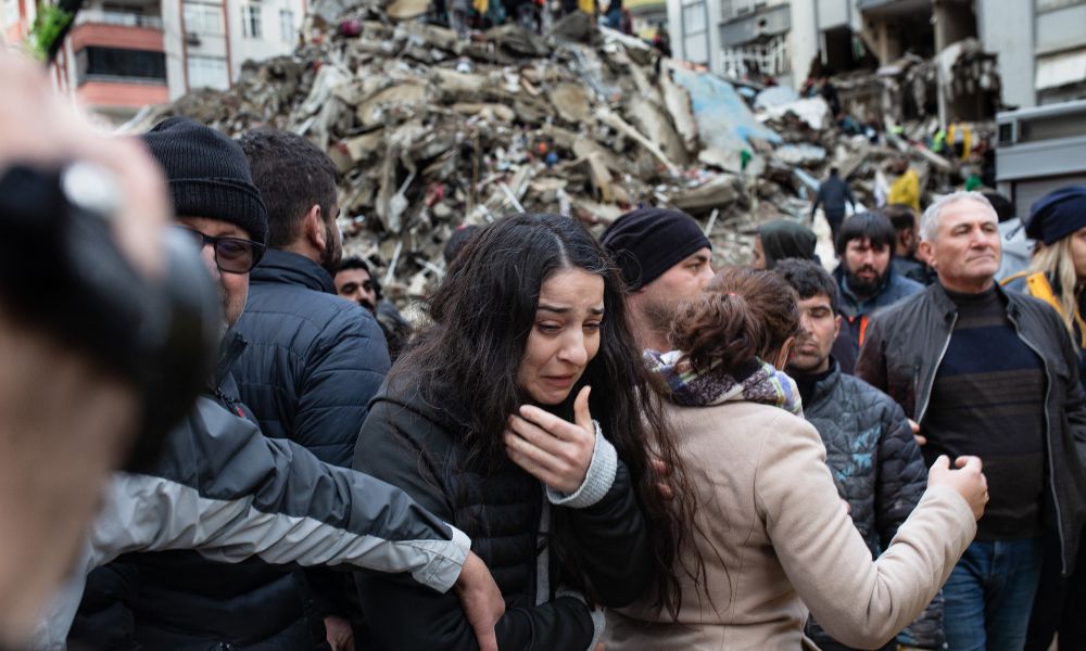 Terremoto mata ao menos 3.600 e deixa mais de 15 mil feridos na Turquia e na Síria; Otan, União Europeia e EUA oferecem ajuda