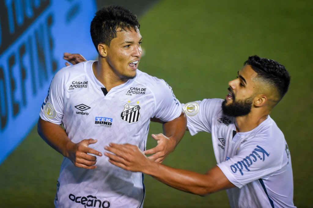 Em jogo atrasado, Santos vence o clássico contra o Corinthians no Brasileirão