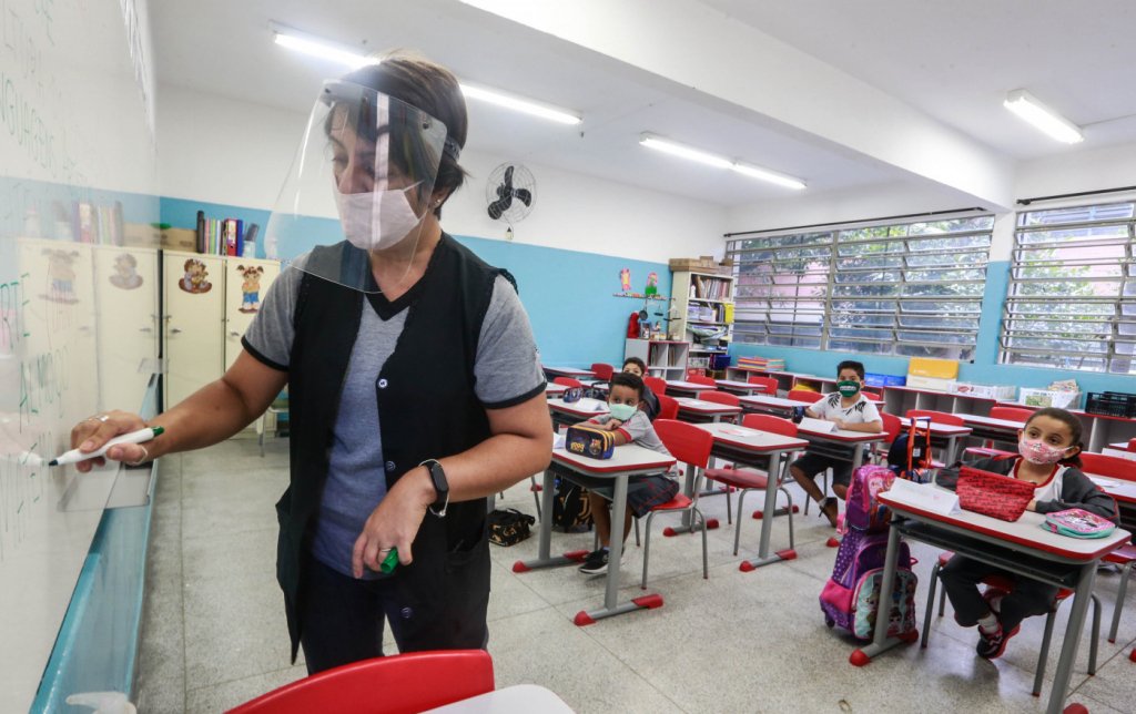 Câmara aprova projeto que proíbe suspensão de aulas presenciais na pandemia