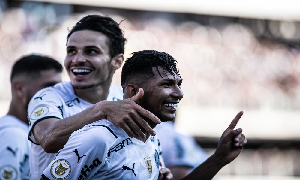 Rony e Raphael Veiga brilham e Palmeiras derrota o Santos na Vila Belmiro