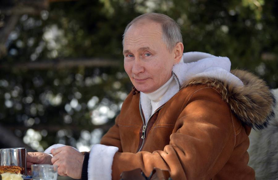 Vladmir Putin é vacinado contra Covid-19, mas Rússia não revela com qual imunizante