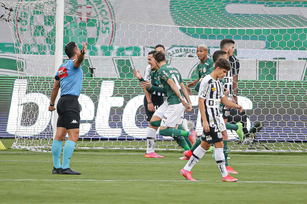 Palmeiras vence Santos na reestreia de Dudu e mantém liderança do Brasileirão 
