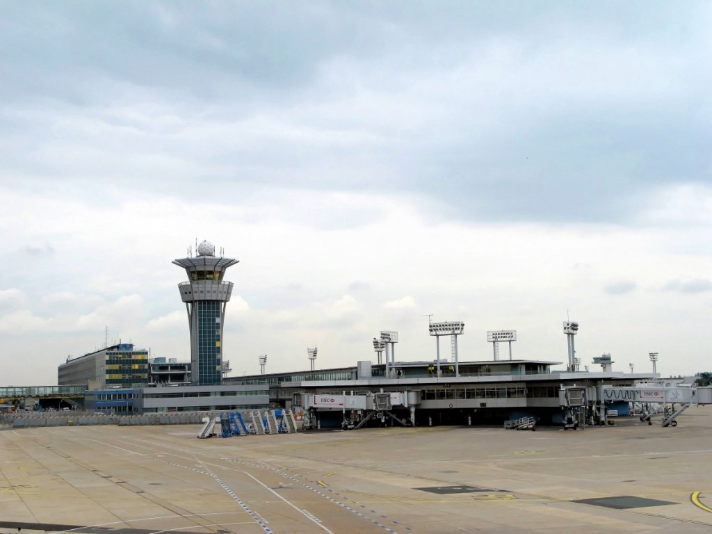 Menina de 11 anos fica retida durante 8 dias em aeroporto na França