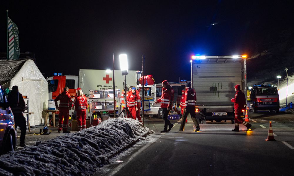 Ao menos 12 pessoas ficam soterradas na Áustria após avalanche