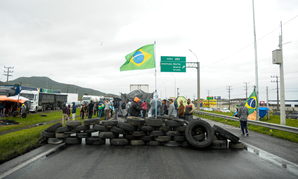 Terceiro dia de protestos contra eleição de Lula tem 167 rodovias interditadas em 17 Estados