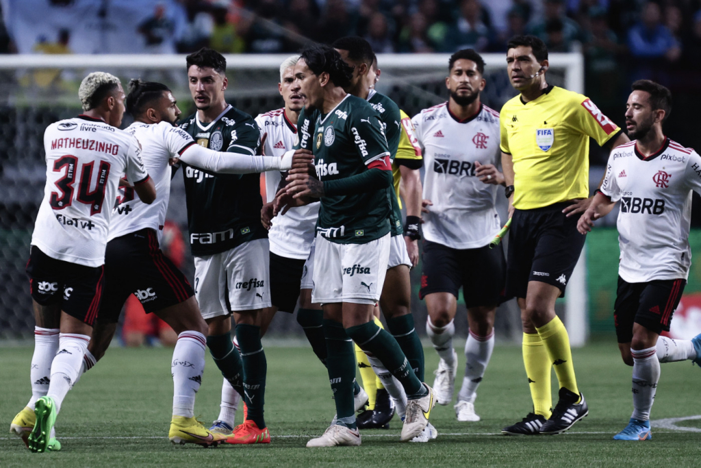 Palmeiras x Flamengo foi reiniciado antes da análise de pênalti pelo VAR: ‘Agora já foi’